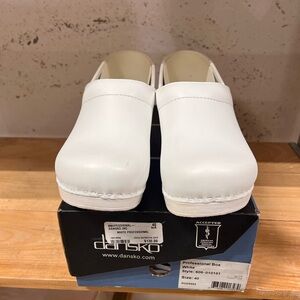 Dansko professional white box, women’s size 9, European 40